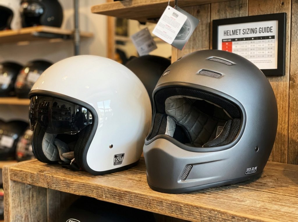 Comparaison de deux casques de scooter jet exposés en boutique avec certification de sécurité visible