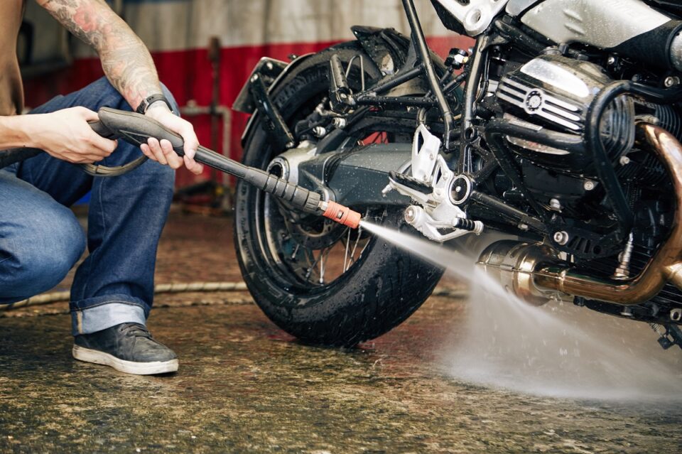Comment nettoyer une moto comme astuces et conseils pratiques