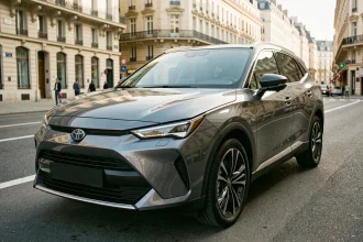 Vue avant 3/4 d'un SUV Peugeot 5008 garé sur un boulevard parisien avec architecture haussmannienne en arrière-plan
